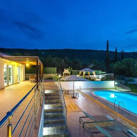 Mihatovici Sleeps 6 Pool Air Con Wifi Villa