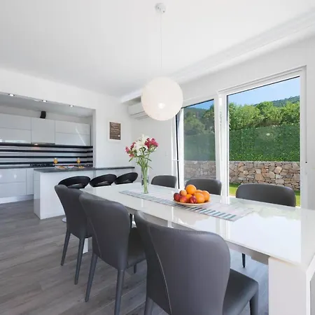 Mihatovici Sleeps 6 Pool Air Con Wifi Villa *