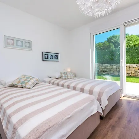 Mihatovici Sleeps 6 Pool Air Con Wifi *