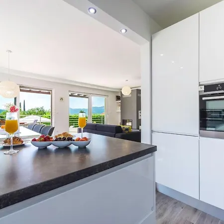 Villa Mihatovici Sleeps 6 Pool Air Con Wifi *