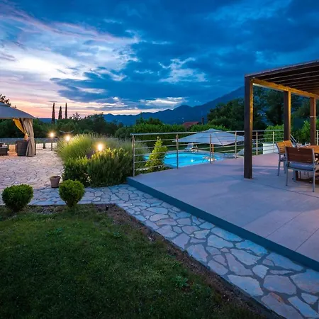 Mihatovici Sleeps 6 Pool Air Con Wifi * Gruda
