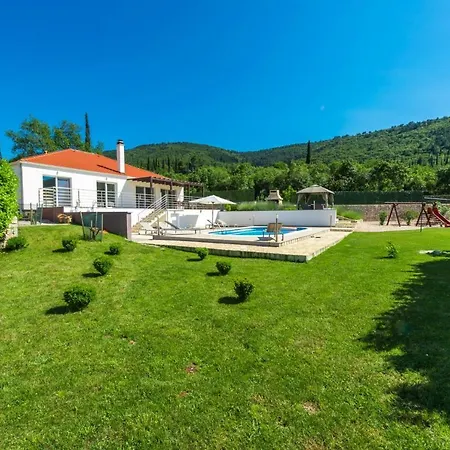 Mihatovici Sleeps 6 Pool Air Con Wifi Villa