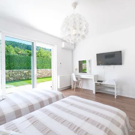 Villa Mihatovici Sleeps 6 Pool Air Con Wifi *