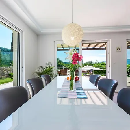 Mihatovici Sleeps 6 Pool Air Con Wifi Villa