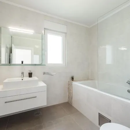 Mihatovici Sleeps 6 Pool Air Con Wifi