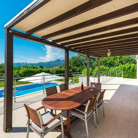 Mihatovici Sleeps 6 Pool Air Con Wifi Villa
