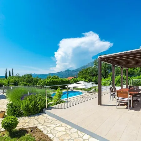 Mihatovici Sleeps 6 Pool Air Con Wifi Villa *
