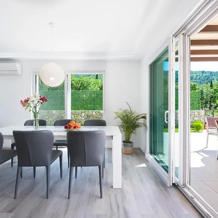 Mihatovici Sleeps 6 Pool Air Con Wifi Villa